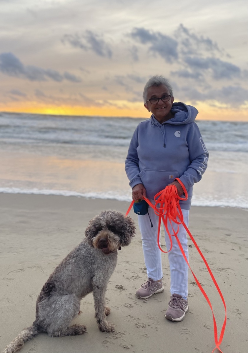 Hannelore, Mitarbeiterin bei Pudelwohl365, mit ihrem Lagotto Bob am Strand