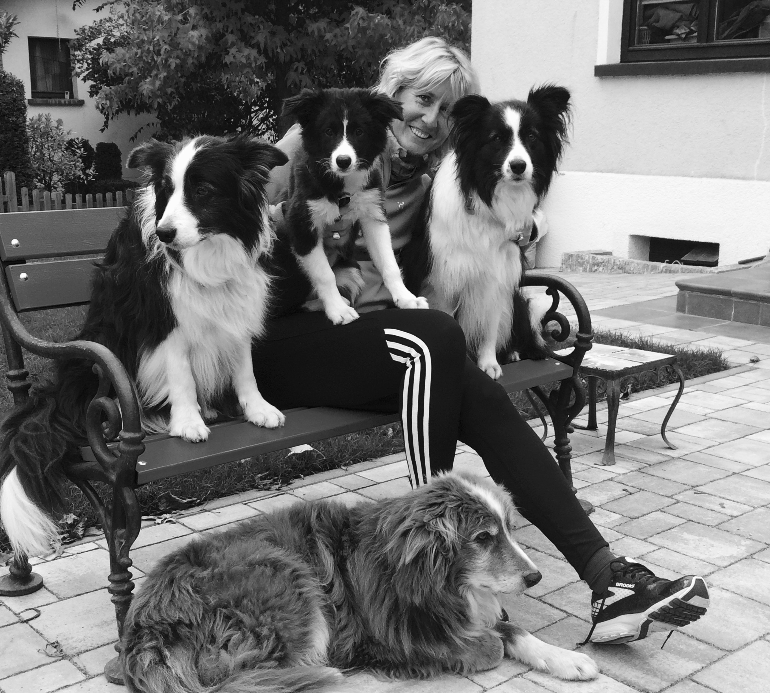 Mitarbeiterin Heidi mit ihren vier Hunden im heimischen Garten